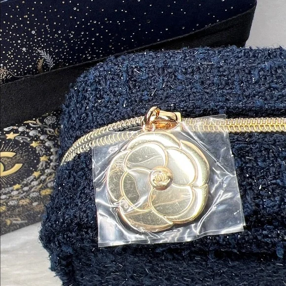 Chanel Limited Set:Serum, Lipstick, Cosmetic Bag, A Card, Ribbons & Shopping Bag - Picture 9 of 17